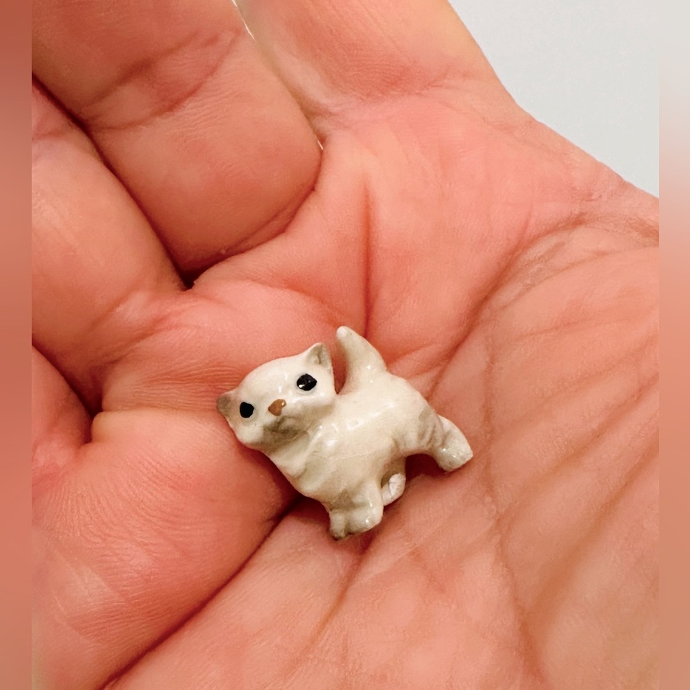 Tiny Ceramic Miniature Cat Kitten 3/4" long. Collectible Animals. (001990)